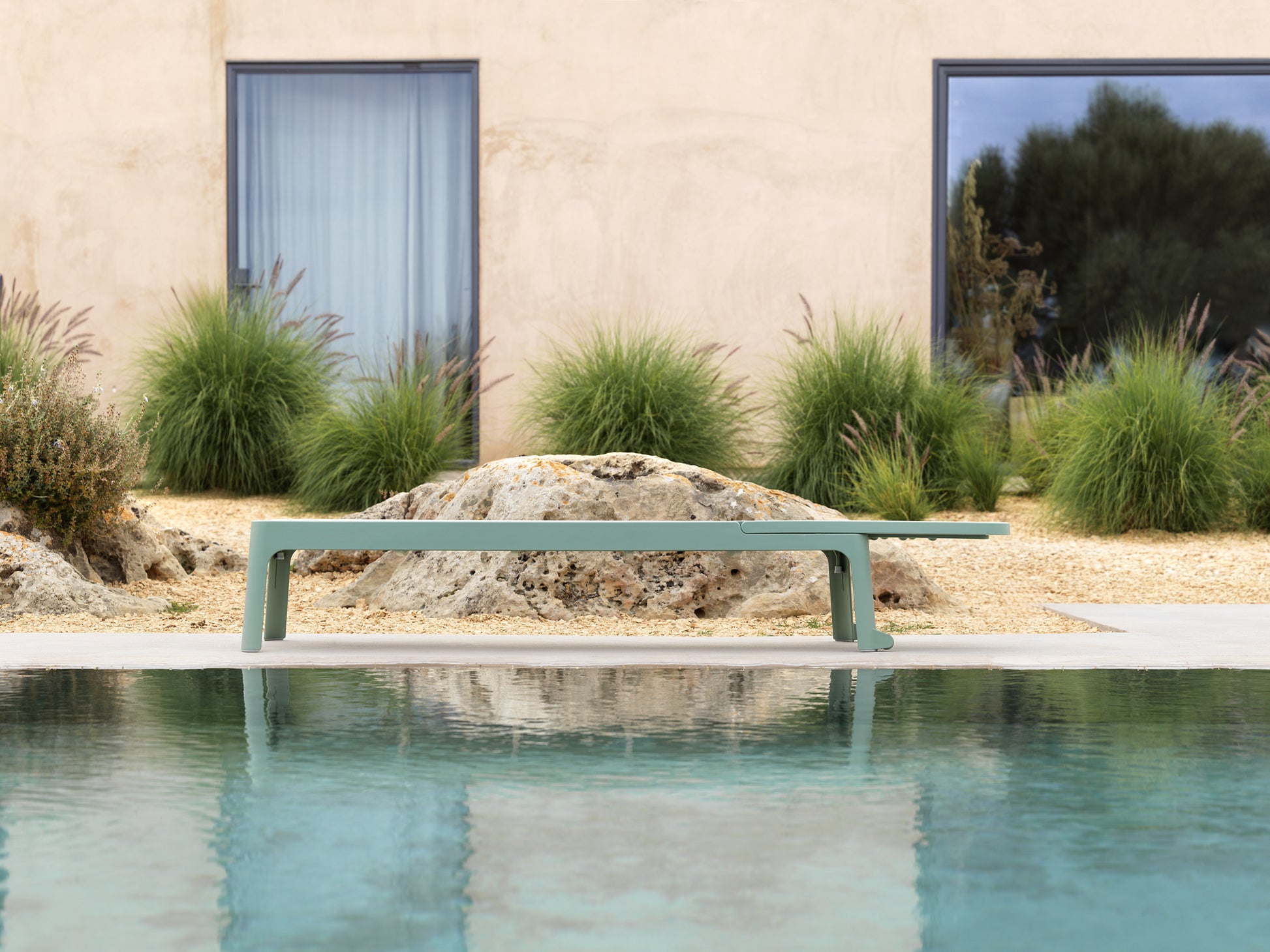 Lettino Plano in resina Nardi Menta mandorla genco outdoor piano design bordo piscina