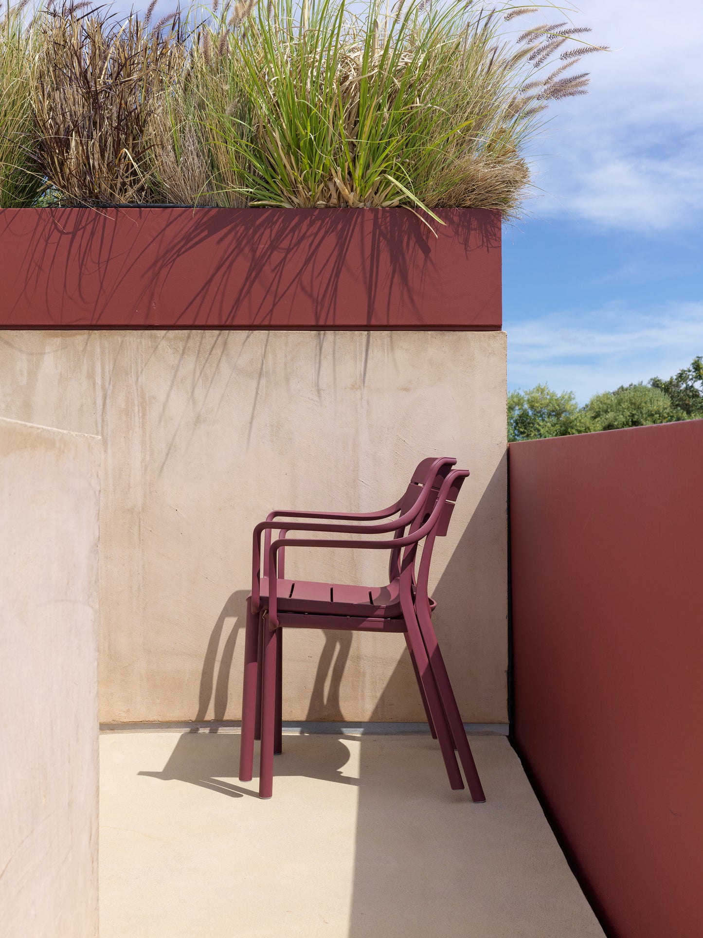 sedia da esterno con braccioli impilabile cassia armchair nardi rosso borgogna genco outdoor