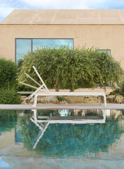 Lettino Plano in resina Nardi Menta mandorla genco outdoor posizioni piscina