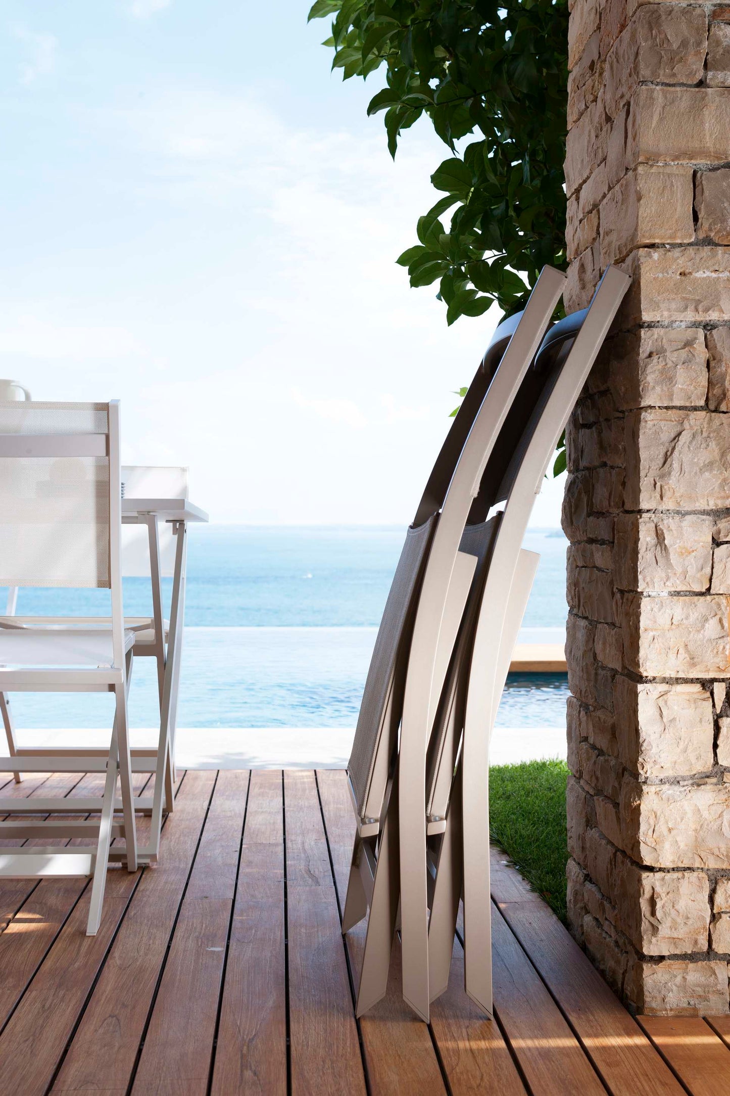 Queen folding outdoor chair by Talenti 